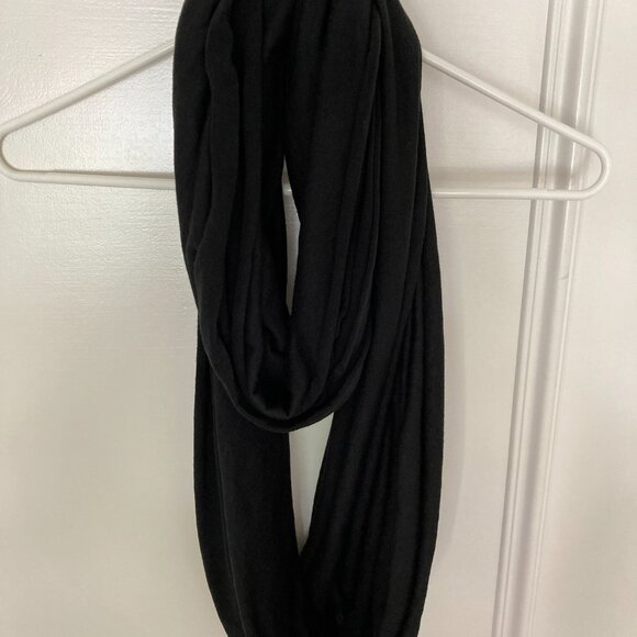 black closed loop infinity scarf - Picture 7 of 8